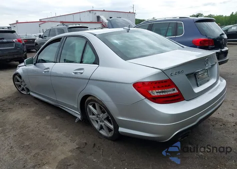 2014 Mercedes-Benz C 250 Luxury/Sport z USA, uszkodzony, nr VIN WDDGF4HBXEG232877